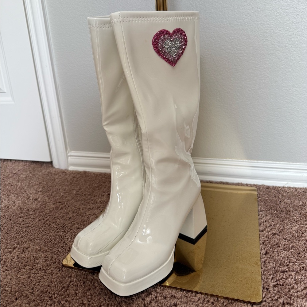 Stylish White Boots with Heart Detail